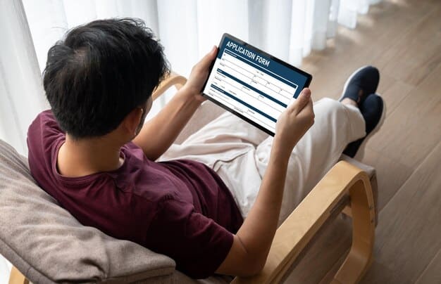 A tablet displaying the online application form for the Bono Social Eléctrico, with a cursor hovering over the 