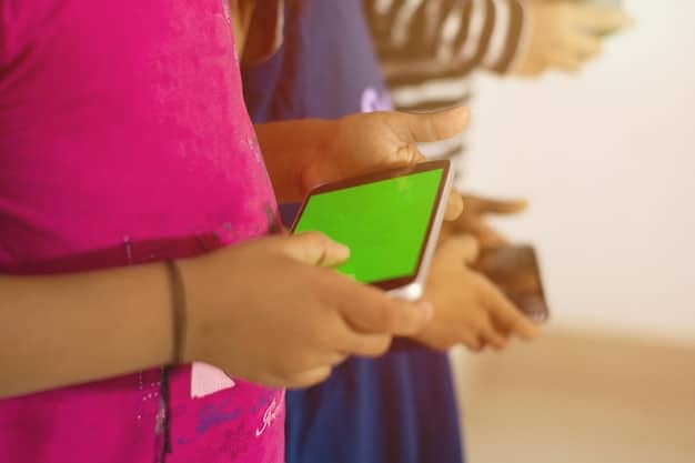 A young person holding a smartphone displaying the Bono Cultural Joven app with various options for spending money on books, music, and theatre tickets, with a focus on demonstrating ease of navigation and use.
