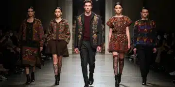 Modelos desfilando en pasarela con las últimas tendencias de otoño/invierno 2025 en México, fusionando tradición y modernidad.