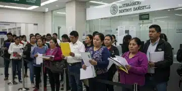 Ciudadanos mexicanos organizando documentos para solicitar ayudas estatales en una oficina gubernamental moderna y eficiente.