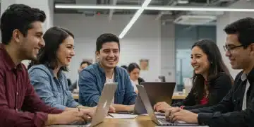 Jóvenes profesionales mexicanos colaborando en una oficina moderna, simbolizando el fomento al empleo juvenil.