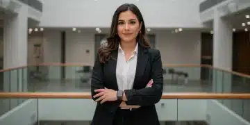 Mujer profesional con atuendo de negocios moderno en oficina luminosa