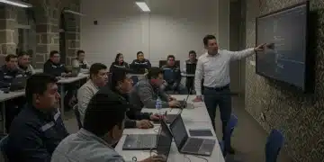 Trabajadores mexicanos de diversas edades en un programa de capacitación digital para reconversión laboral, con apoyo gubernamental.