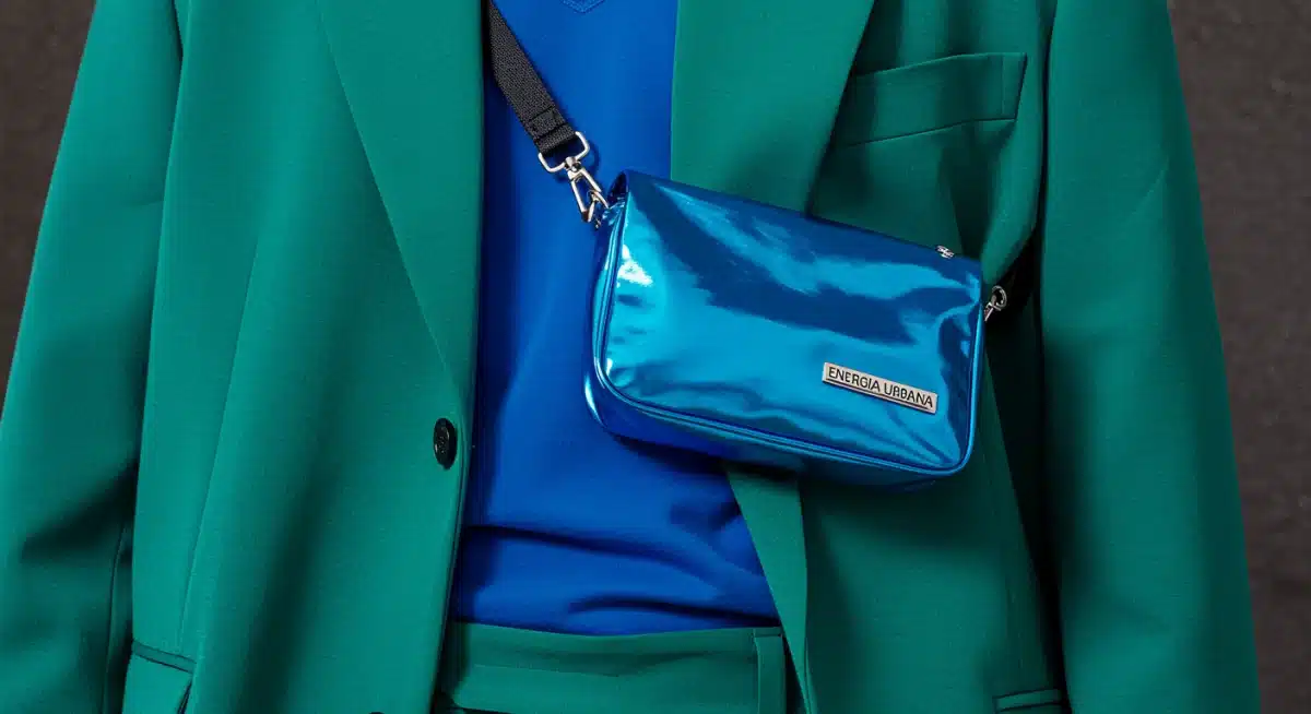 Ilustración de moda con la combinación 'Energía Urbana', destacando el color del año 2026 con azul eléctrico y plata.