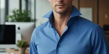 Mann in blauem Hemd mit Spreizkragen, passend zur Gesichtsform