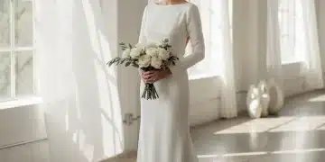 Moderne Braut in minimalistischem Hochzeitskleid 2026