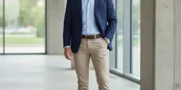 Stilvoller Mann in Navy-Blazer und beigefarbener Hose, der harmonische Farbkombinationen demonstriert.