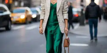 Stylische Frau in Vintage-Blazer und modernem Kleid auf einer Stadtstraße