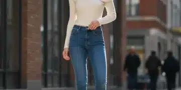 Pessoa jovem e estilosa vestindo um jeans de caimento impecável em ambiente urbano, destacando a textura e o ajuste da peça.