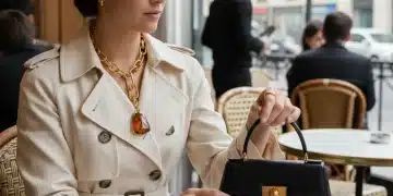 Femme élégante portant des accessoires mode tendance 2026 dans un café parisien