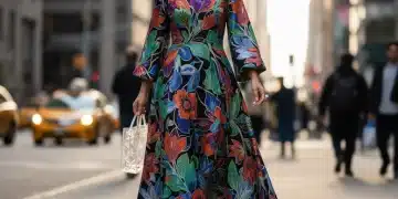 Femme en robe à imprimé floral moderne, marchant avec assurance en ville, reflétant les tendances de 2026.