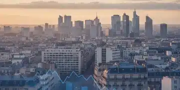 Vue panoramique d'une ville française au lever du soleil, symbolisant les défis du marché immobilier en 2026.