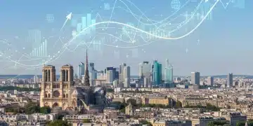 Vue panoramique de Paris avec des gratte-ciel et des monuments historiques symbolisant l'économie française en 2026.