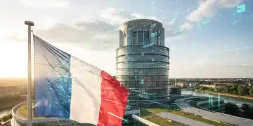 Parlement européen et drapeau français, symbolisant les réglementations UE de 2026 et leur impact sur la France.