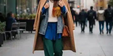 Femme stylée en tenue superposée chic, marchant en ville avec confiance et élégance, textures variées.